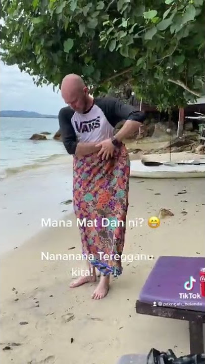 Mat saleh pakai kain batik 😂 #kainbatik #batik #pakngah #terengganukite #pulaukapas