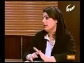 شابة تكشف صدرها 