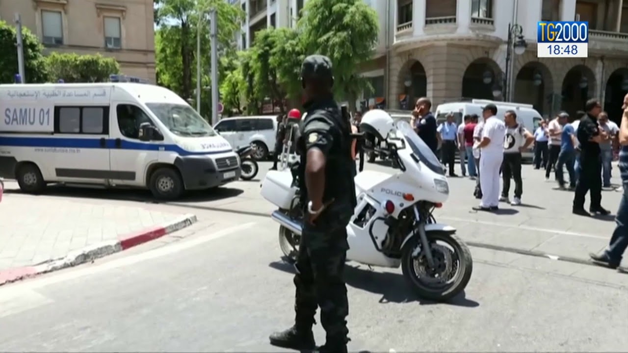 Tunisia, attacco kamikaze e bombe. Morto un poliziotto