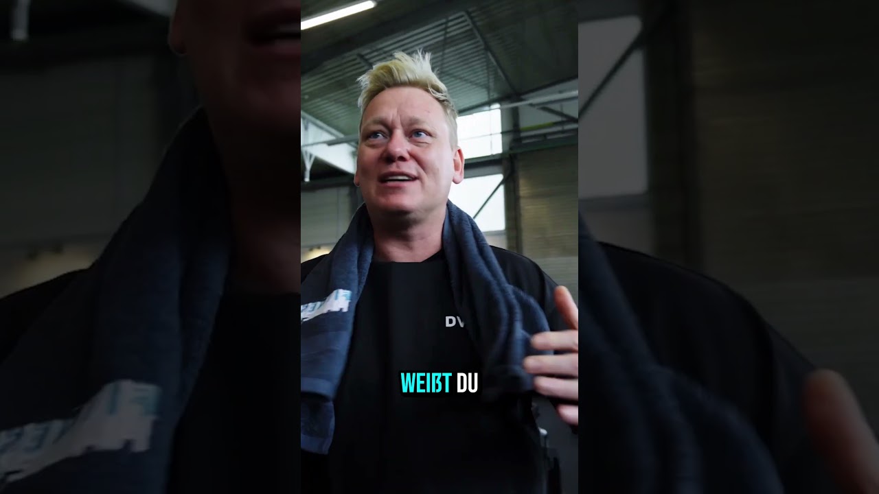 Knossi flexxt vor Arda mit seinen Waden 😂 #knossi #ardasaatci #interview