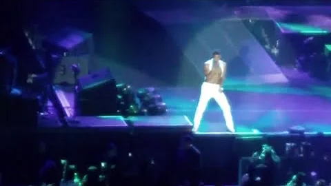 Usher shirtless - love em all live at the o2 london OMG tour