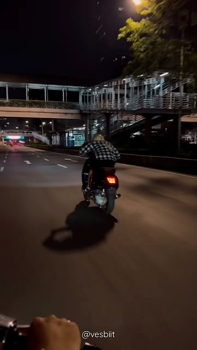 Jakarta di malam hari #vespa #vespaindonesia #boreup #motormatic #vespabalapindonesia #vespajakarta