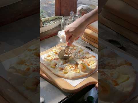位於新竹湖口的小窩口柴燒Pizza，以手工石窯現烤聞名，餅皮薄脆、口感香脆。除了經典瑪格麗特外，還有結合在地風味的客家鹹豬肉口味，充滿驚喜。再搭配熱金桔檸檬、香烤杏鮑菇等飲品與小食，選擇多元又好吃??