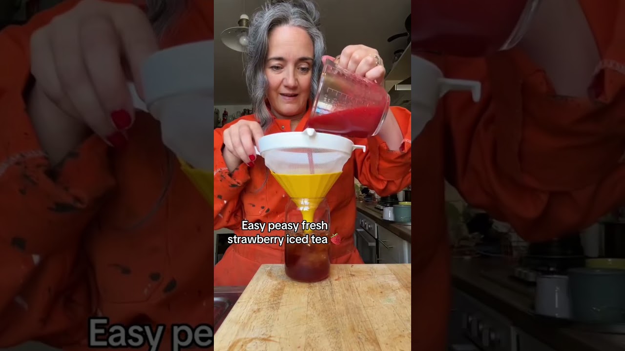 🍓DIY strawberry iced tea🍓 Brew the tea and let it steep Blend the berries soft and sweet Add some