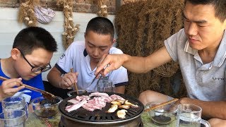 【食味阿远】堂弟想吃烤肉，2斤牛肉、1斤五花肉，烤的味儿太好，不够吃啊 | Shi Wei A Yuan