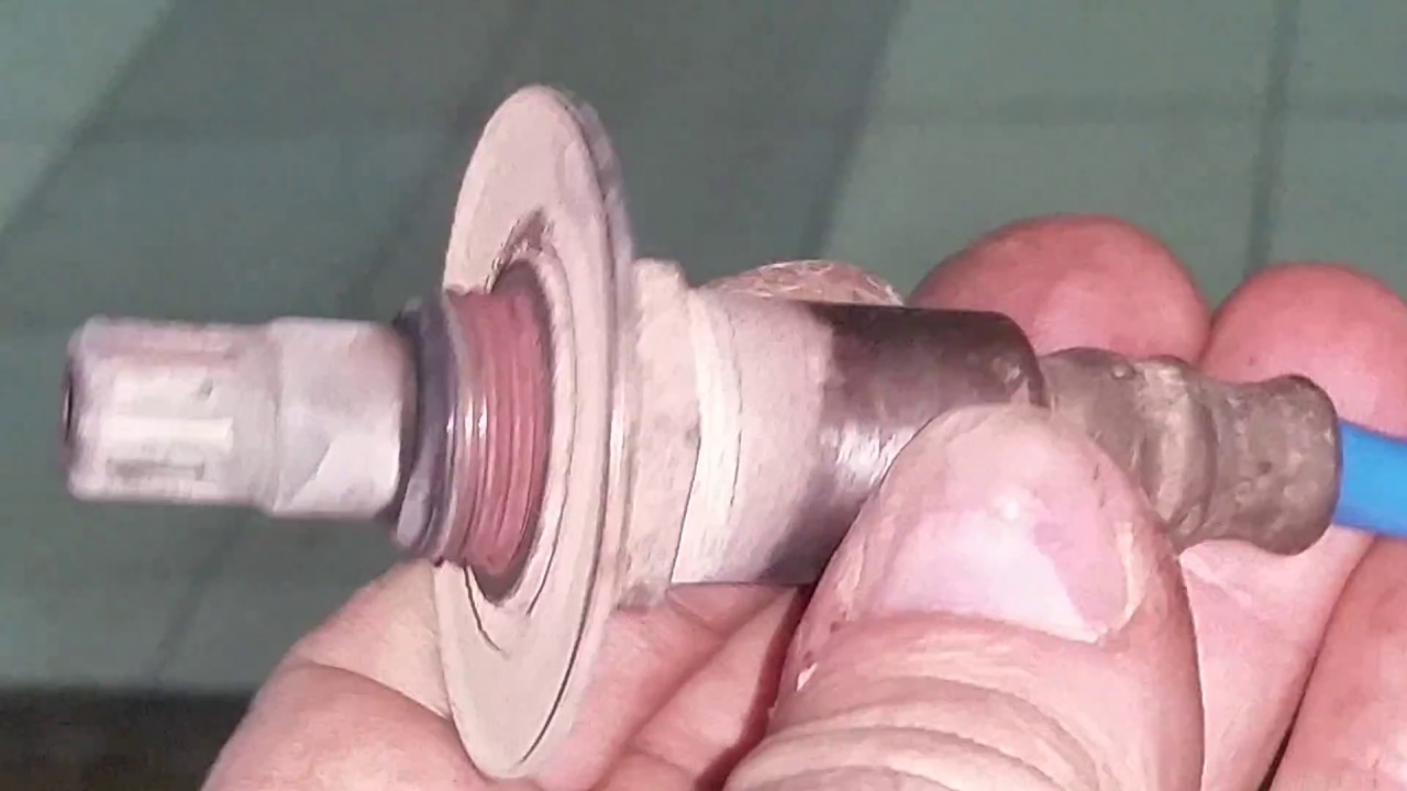 Хонда CR V осматриваем первый лямбда зонд.