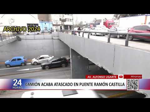 Alfonso Ugarte Avenue: Trailer truck hits pedestrian bridge and causes damage to the structure (2/2)