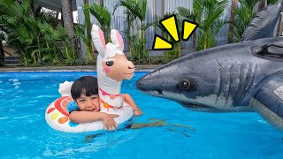 Kyo Berenang Pakai Pelampung Unik