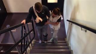 Traplopen De Trap Op Met De Leuning Aan De Niet Aangedane Zijde