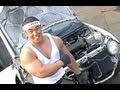 人力で車解体! 最強マッチョ芸人ジャスティス岩倉