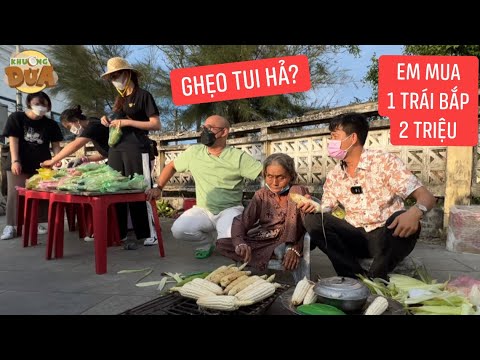Video Mua 1 trái bắp 2 triệu giúp ông bà Sáu trong Tiếng Rao... - YouTube