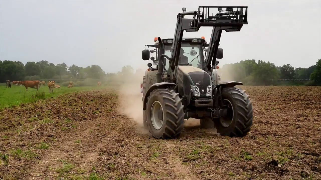 Valtra NX163 bei der Bodenbearbeitung