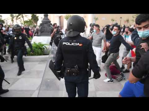 Cargas de los antidisturbios para disolver la protesta contra Vox