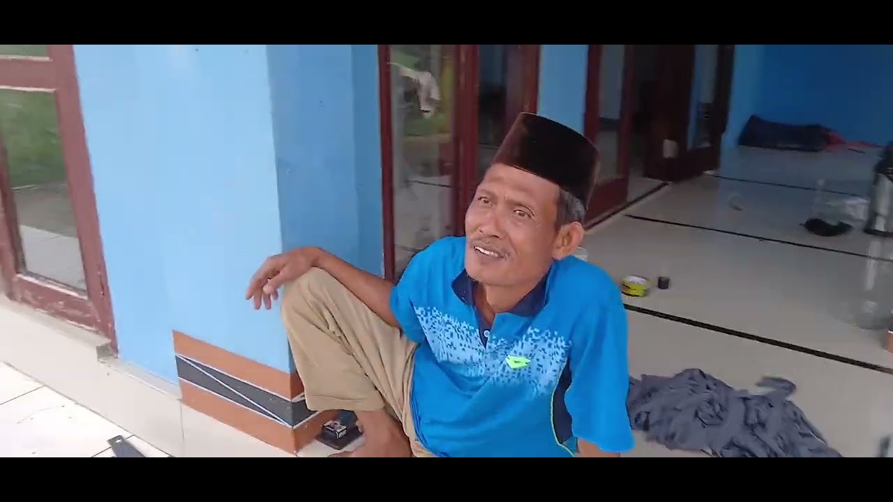 Memasang atap darurat demi bisa ditempati untuk menampung jamaah sholat tarawih 