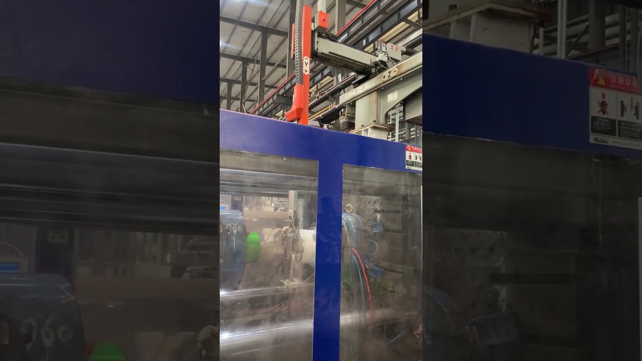 Injection robots or robotic arm for garbage can with in-mold labeling by Cycle time 26s