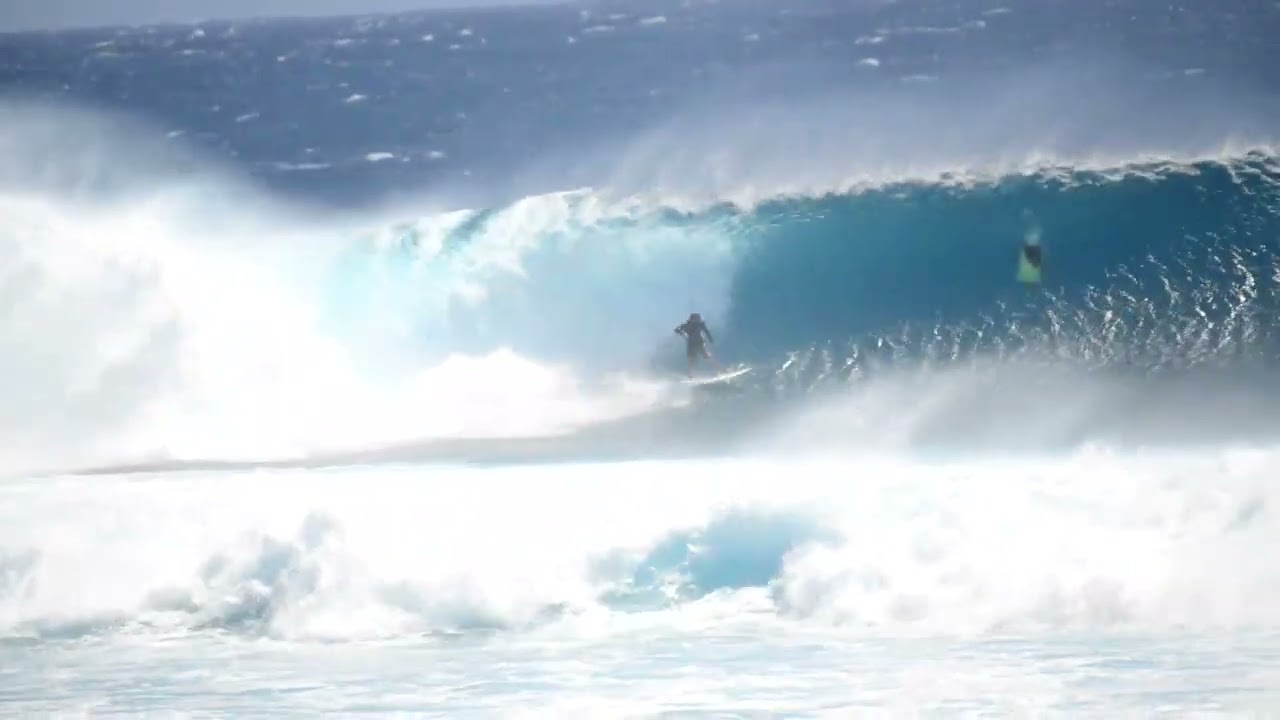 JOHN JOHN FLORENCE SURFS CLOUDBREAK FIRING !
