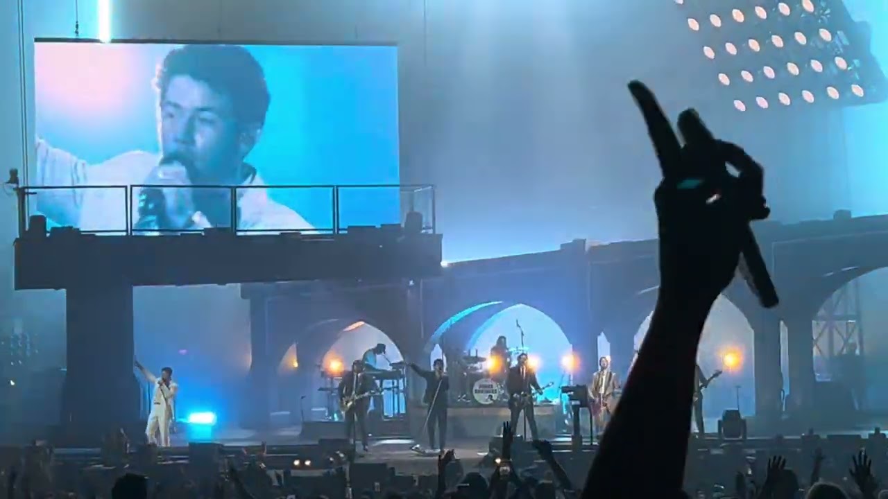 Jonas Brothers & The Click Five - Just The Girl live JONAS20 Tour