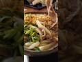 Makan siang dengan semangkuk udon toping daging 🍜