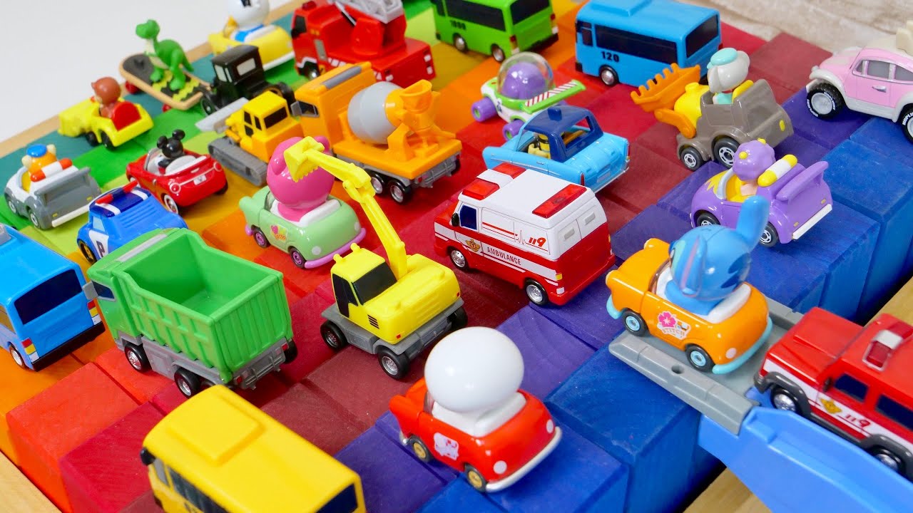トミカ☆いろいろな可愛いミニカーをカラフルなでこぼこ道を走る♪