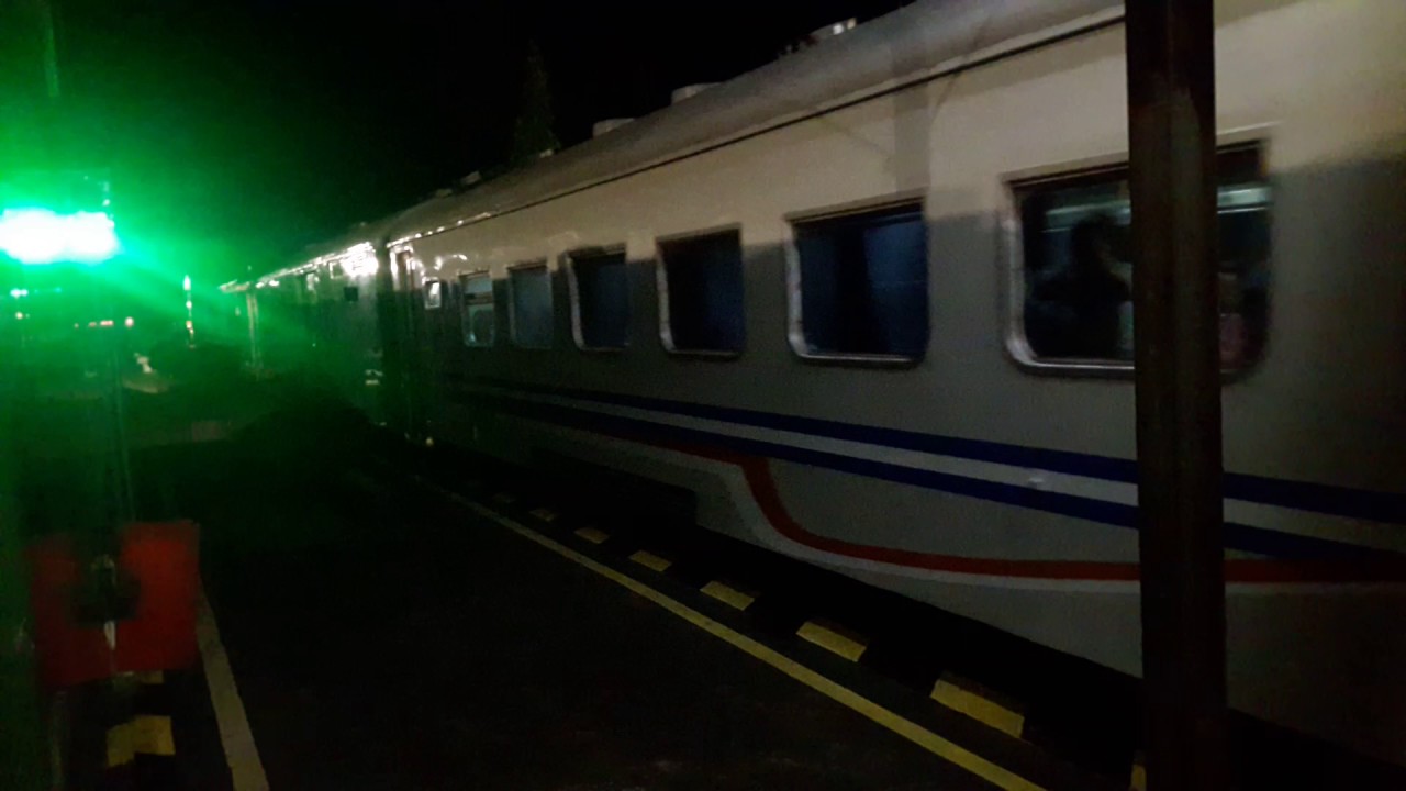 Kereta Api Gaya Baru Malam Selatan Berangkat Stasiun Kutoarjo - YouTube