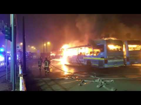 Incendio distrugge i sette pulmann di Gtt parcheggiati nel deposito della stazione (Video)