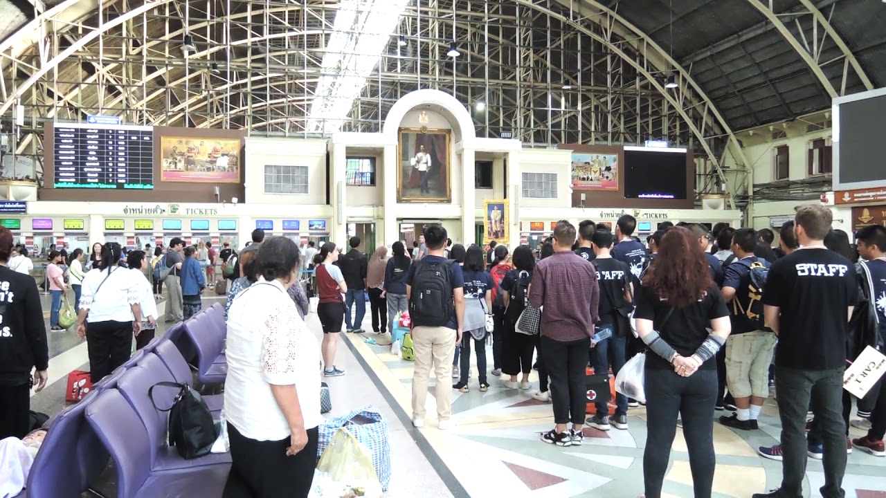 タイ国歌斉唱/ National Anthem of Thailand（เพลงชาติไทย） in Bangkok Railway Station.