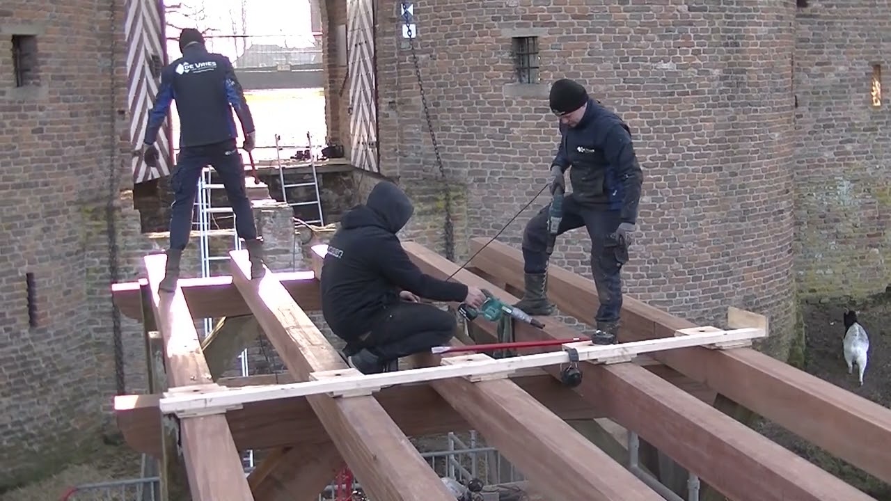 Groot onderhoud aan de brug kasteel Doornenburg