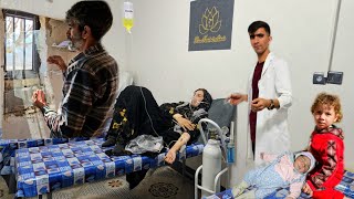 Een cameraman verzorgt een pas bevallen nomadische moeder in het ziekenhuis.