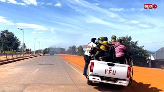 POLISI KIGOMA WAWASHIKILIA VIJANA KADHAA BAADA YA BODABODA KUCHOMA LORI