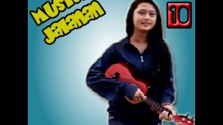 Wiwi musisi jalanan cantik cakep imut nyanyi Gaby Tinggal Kenangan