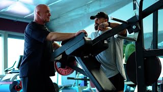 60 Jahre alt und wieder auf der Bodybuilding Bühne – der Start seines Comebacks
Mein Vater ist 60 – und steht wieder auf der Bodybuilding Bühne.
Was für viele unmöglich klingt, ist für ihn ein neues Ziel.
Mit 28 Jahren stand er bereits auf der Bühne.
Jetzt, über 30 Jahre später, will er es nochmal wissen.
Dieses Video zeigt den Start seines Comebacks:
Training, Realität, Herausforderungen – und den Weg zurück in Bestform.
Ist es wirklich möglich, mit 60 nochmal auf die Bodybuilding Bühne zu gehen?
Wir finden es heraus.
In diesem Video:
* Comeback mit 60 im Bodybuilding
* Trainingsansatz & Recovery im höheren Alter
* Unterschiede zwischen früher und heute
* Mindset eines Athleten nach 30 Jahren
* Der erste Schritt zurück auf die Bühne
Schreib mir in die Kommentare:
Glaubst du, dass man mit 60 nochmal auf die Bühne kann?
Für mehr Bodybuilding Content:
Abonniere den Kanal und begleite uns auf diesem Weg zurück zur Bühne.
Dads Instagram: https://www.instagram.com/daddy_badass_?igsh=ZWxuaXRnYzBvZjl5
❗️NEW WHATSAPP COACHING ❗️
Start NOW
https://wa.me/17026037045
FIBO SALE‼️
All in Shirt 10€ : https://mikesommerfeld.com/product/all-in-shirts/
All In Hoodie 20€: https://mikesommerfeld.com/product/all-in-hoodie/
My Supplements USA
https://us.myprotein.com
Code: Mike10
My Supplements GERMANY
https://creatorlink.shop/3YDc2TV
Code:Mike10
My current Workout Split:
https://mikesommerfeld.com/en/product/arnolds-prep2026/
All Workout Splits Download 5$
https://mikesommerfeld.com/shop/swoof/product_cat-trainingsplane/
Mike Sommerfeld Clothing
https://massivesoldier.com/en/search?q=Badass
Recov Recovery Cream:
https://recov.co/discount/MIKE
Code: Mike
Nasal Sniffy Strips:
https://sniffys.io/products/menthol
Get ready high quality meals @MegaFitMeals
Climaqx Equipment:
https://www.climaqx.com - Code: Mike15
Vanquish Clothing
https://www.vqfit.com/discount/MIKE
Code: Mike
Book our apartment in Dubai:
https://de.airbnb.com/rooms/1424431690126785325?guests=1&adults=1&s=67&unique_share_id=d58c9d6f-e828-49b5-a548-50db57ac7892&_set_bev_on_new_domain=1739208148_EAOTYzODU0Nzg2ZG&source_impression_id=p3_1752693922_P3NNQBObLVuXoraq
Mikes Instagram: https://www.instagram.com/mikethebadass/
Shanis Instagram: https://www.instagram.com/shanisommerfeld/ 60 Jahre alt und wieder auf der Bodybuilding Bühne – der Start seines Comebacks