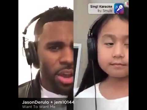 Menina de 8 anos cantando música inglês