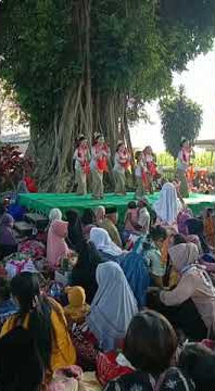 Sorak penonton penari cilik Gambyong ayun-ayun.