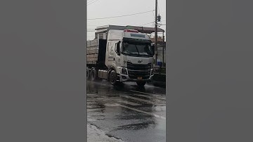 Cơn mưa bất chợt trên Quốc lộ 1A, ngay giờ tan tầm của công nhân trong khu công nghiệp Tân Hương