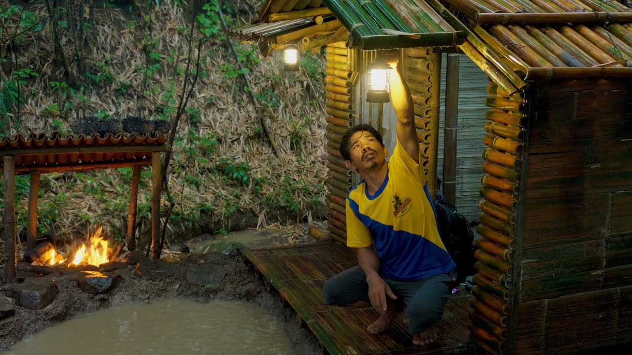 Camping Saat Hujan Deras di Pinggir Sungai Membangun Kolam Ikan dan Kamar Mandi di Depan Shelter