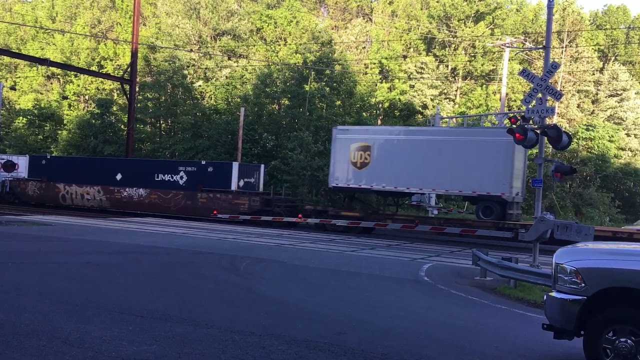 CSX 3215 and 965 passing Big Oak Road (Yardley, PA) YouTube