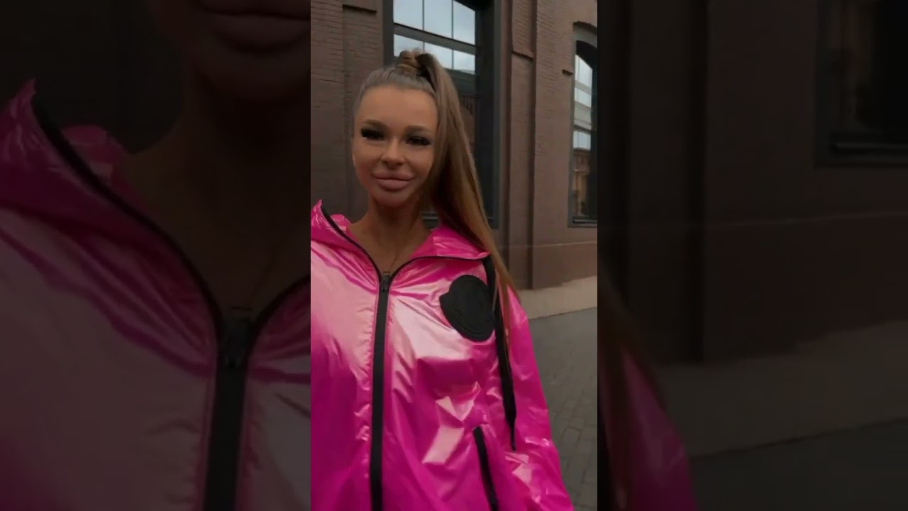 PINK FIGURE-FITTING SKI SUIT. WINTER. BEAUTIFUL GIRL IN A WARM WINTER SKI SUIT.