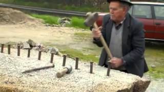 Видео Как 86 летний мастер ломает камень (автор: Рамблер)