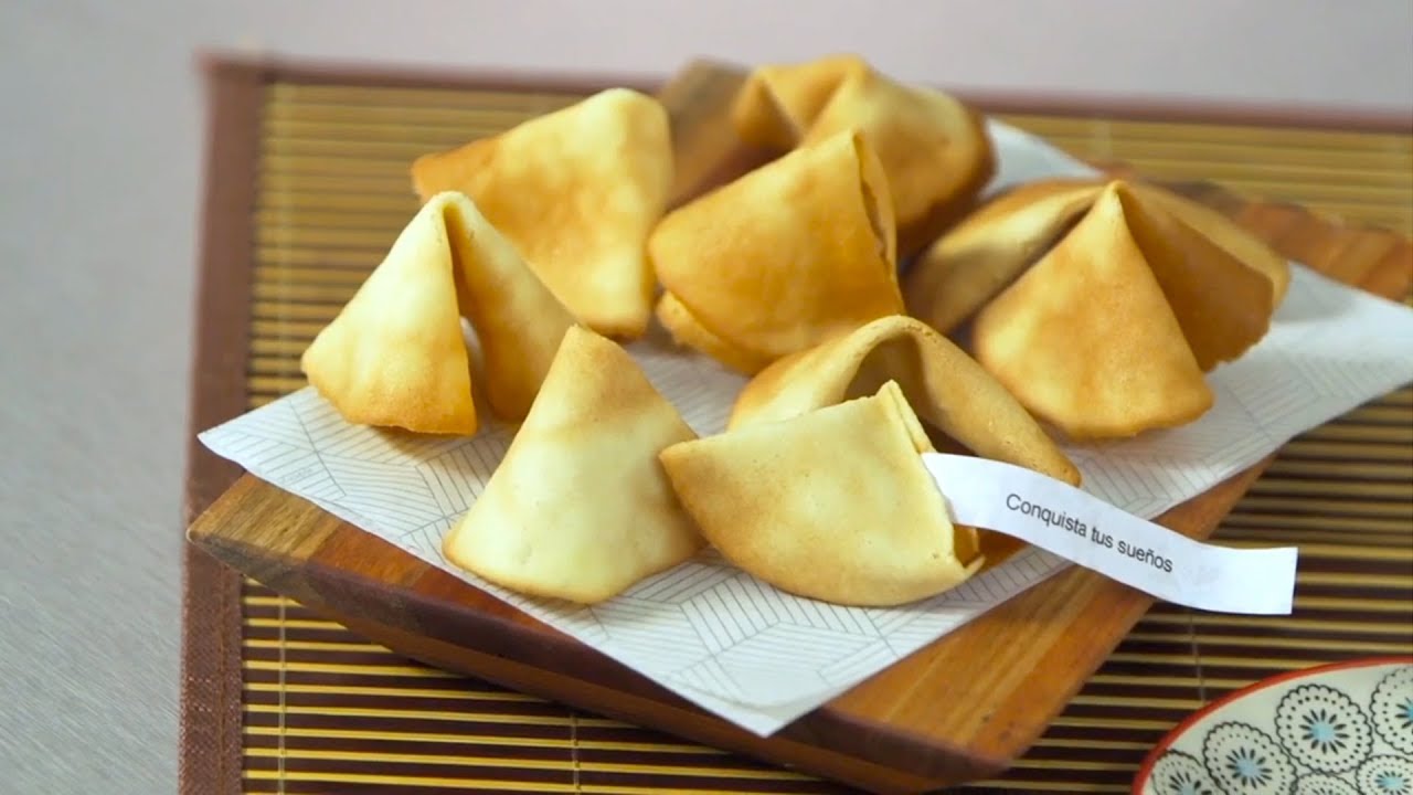 Día de las Galletas de la Suerte Chinas 🥠🤞🏻🍀 ¿Te gustaría saber cómo  hacer las galletas de la fortuna? Vamos a probar un poco de nuestra…