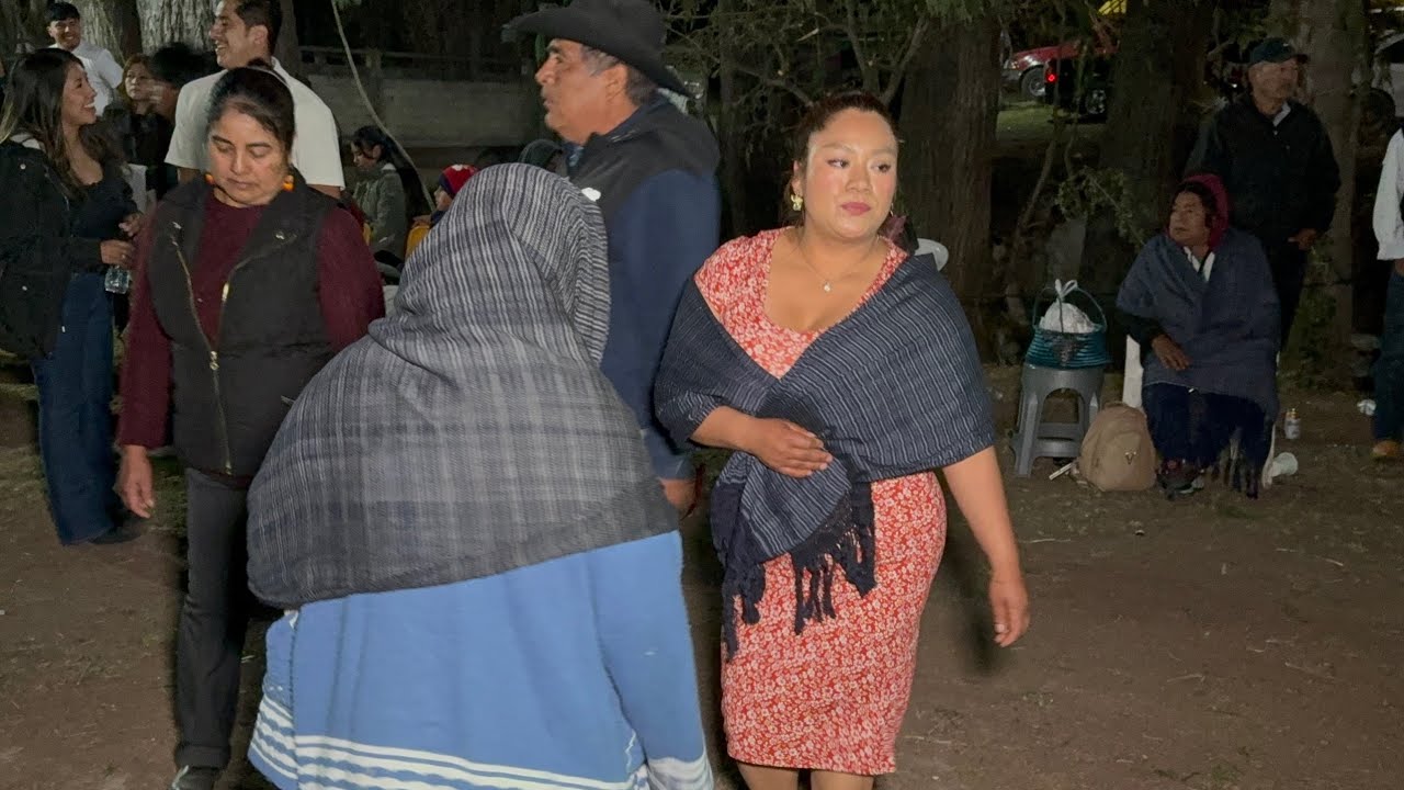 Baile de carnaval en Santa Cruz Mixtepec grupo los dominantes de Berna Sánchez, chilenas y zapateado
