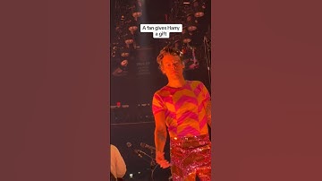 Harry Styles’ Reaction to a Fan’s Gift Is Priceless! 🎁😂