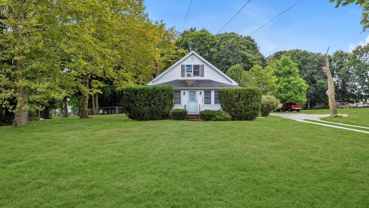 653 Main Rd, Aquebogue, NY