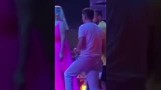 Demet Akalin Böyle Düştü Ünlü Şarkicinin Uşak Konseri̇nde Zor Anlari... Resimi