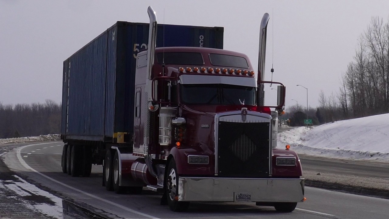 Truck Spotting Kenworth W900 Drops Jake Brake