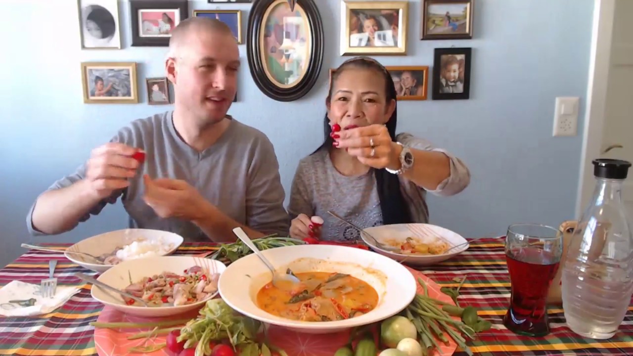 สาวกาฬสินธุ์กินแกงเผ็ดเป็ดย่างกับยําทูน่ายั่วๆจ้า - YouTube