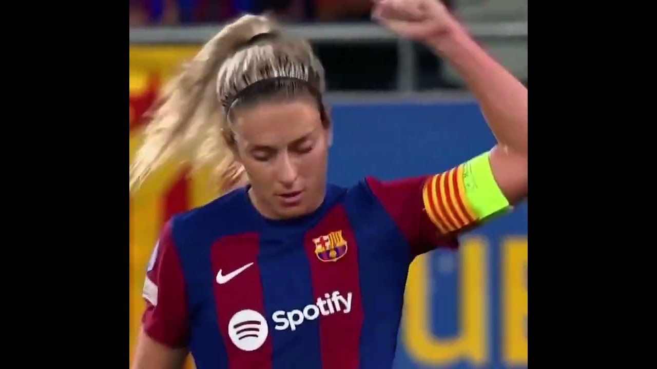 Alexia Putellas kisses the Barcelona logo