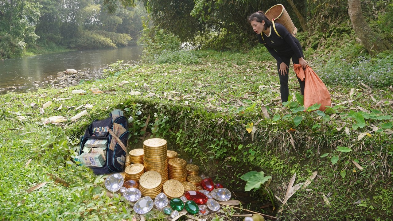 The girl found a large sum of money in a backpack in a ditch while scavenging for trash - Daily Life