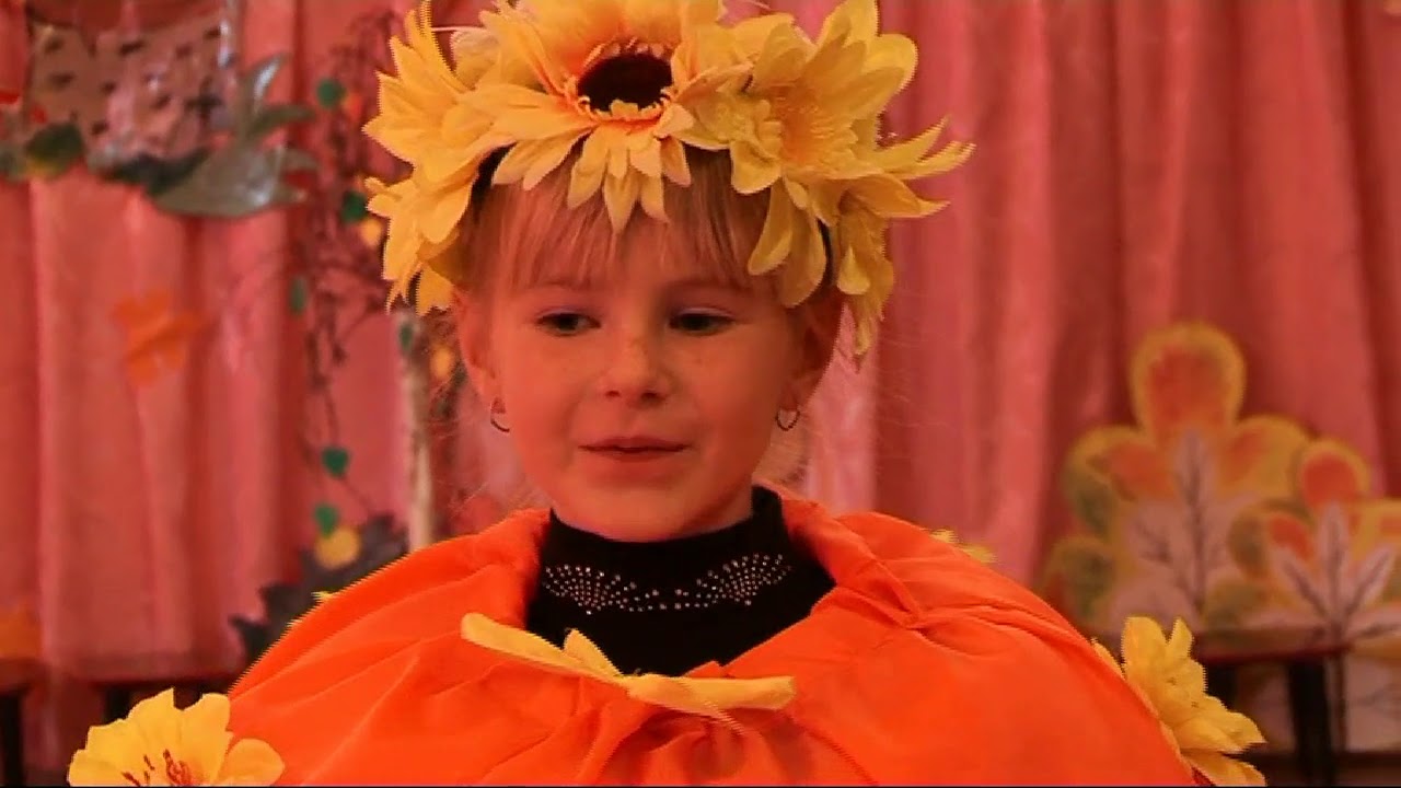 Выход и песня Колобка - YouTube