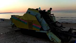 Уборка пляжа с помощью пляжеуборочной машины в Одессе