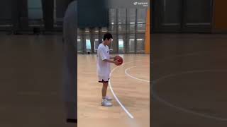 随手投篮 真帅!Cool!!【张哲瀚 Zhehan Zhang】篮球场上的张小帅! A charming when playing basketball.